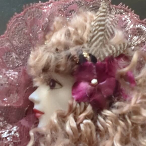 Vintage Lady Face Pin Brooch Feathers Flower Mauve Lace - Picture 3 of 6